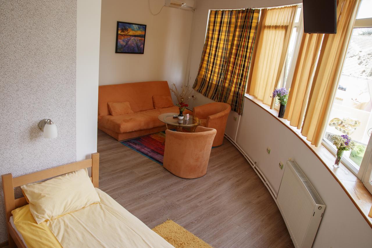 סובוטיקה Guesthouse Night&Day מראה חיצוני תמונה