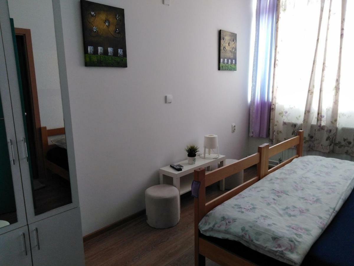 סובוטיקה Guesthouse Night&Day מראה חיצוני תמונה