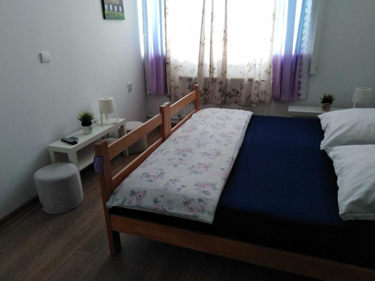 סובוטיקה Guesthouse Night&Day מראה חיצוני תמונה
